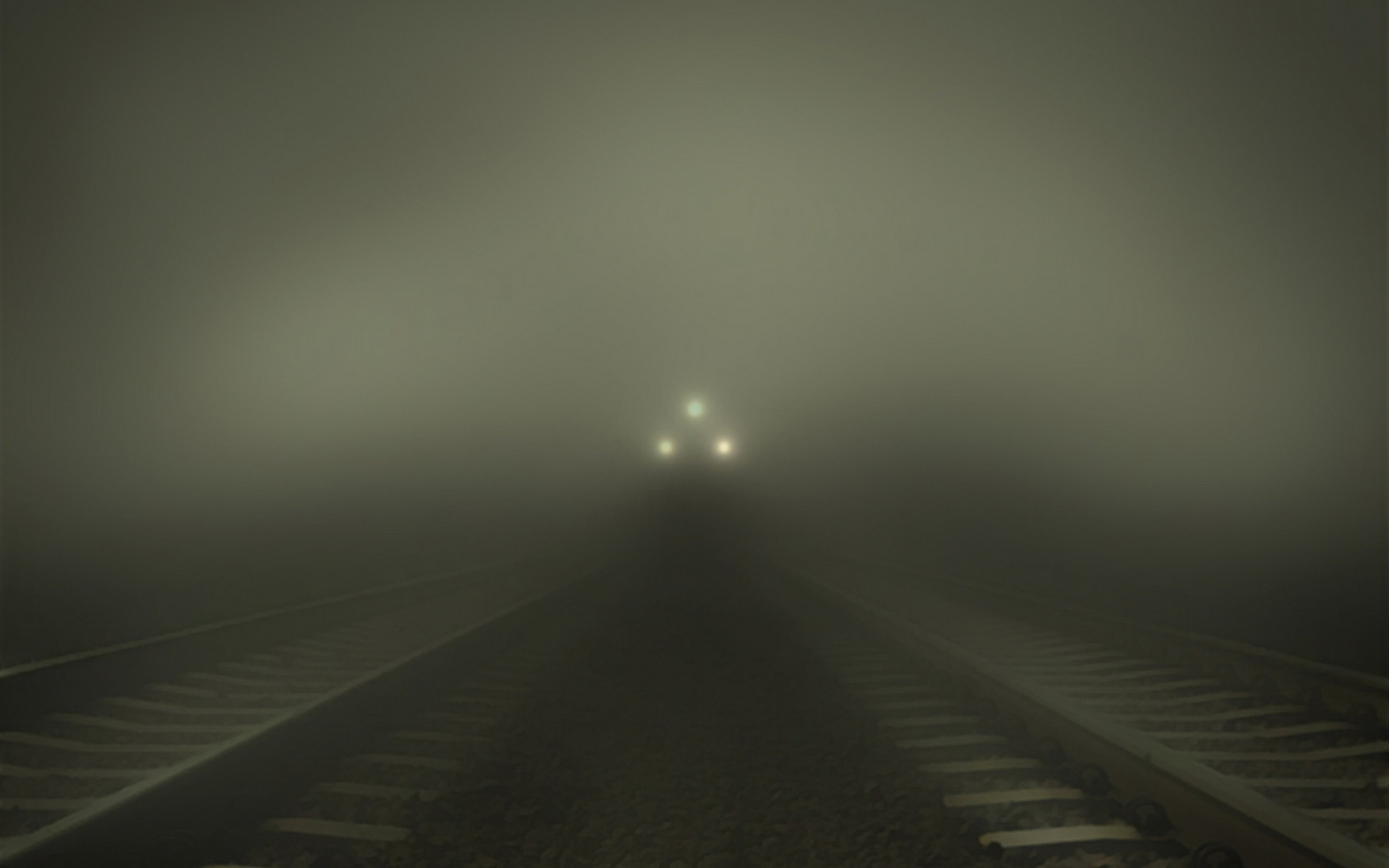 Размытые пустоты 5. Железная дорога туман. Поезд в тумане. Поезд ночь туман. Рельсы в тумане.