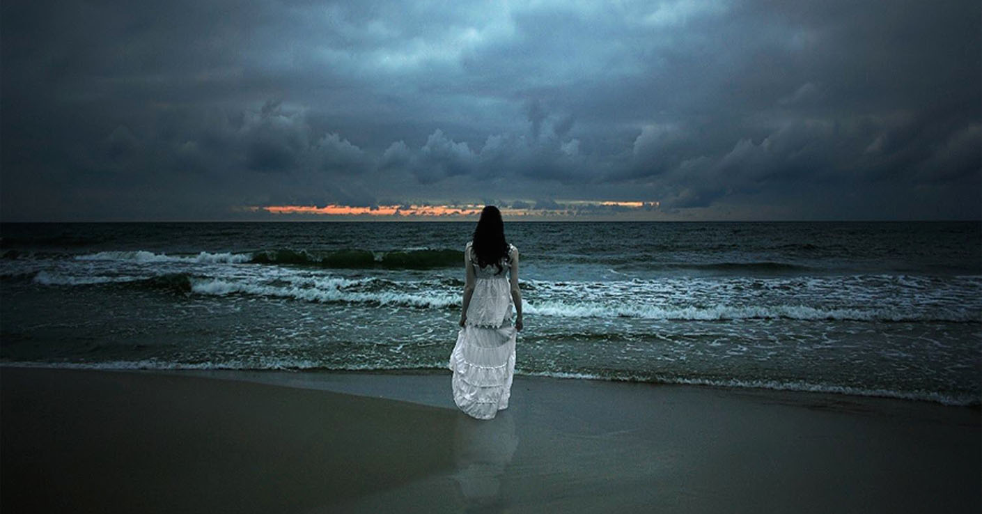 Грустью море не вычерпаешь. Девушка и океан. Одинокая девушка у моря. Море грусть. Девушка ждет у моря.