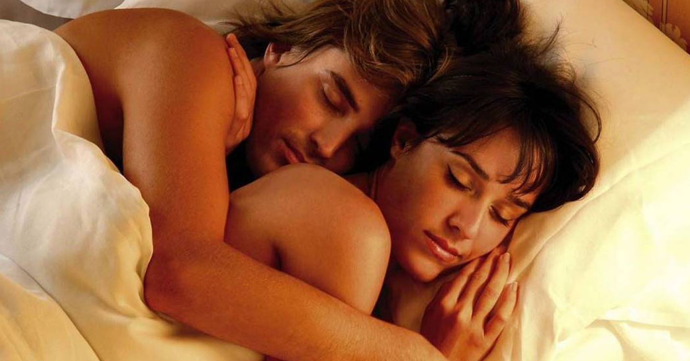 Обнимает голую девушку. В постели с любимой. Сон с любимым мужчиной. Мужчина и женщина в кровати. Спать вместе.